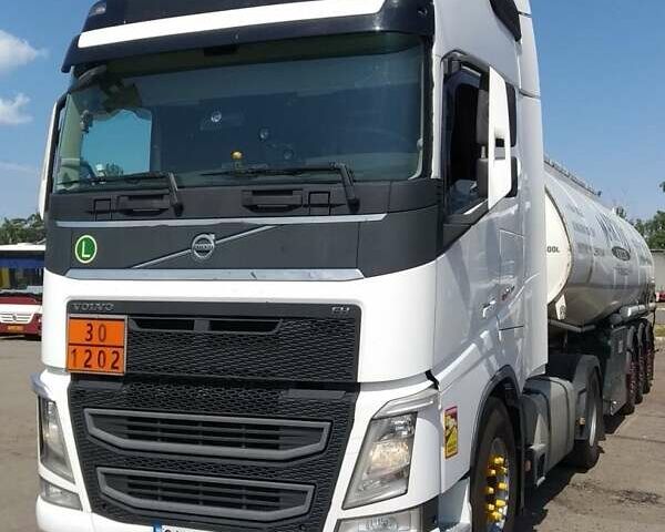 Белый Вольво FH 13, объемом двигателя 12.8 л и пробегом 766 тыс. км за 37000 $, фото 1 на Automoto.ua