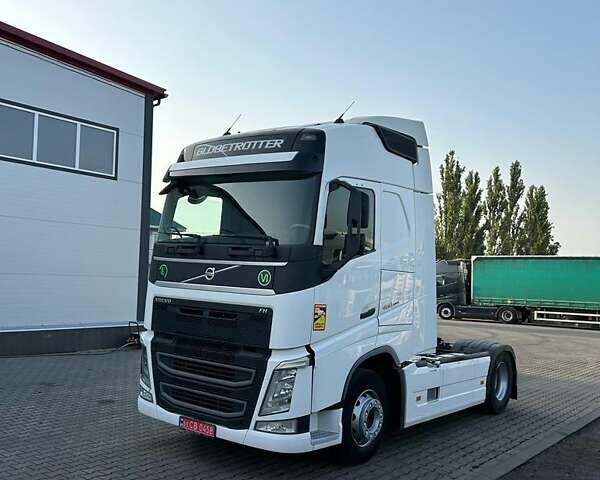 Белый Вольво FH 13, объемом двигателя 12.9 л и пробегом 948 тыс. км за 30100 $, фото 1 на Automoto.ua