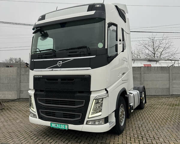 Белый Вольво FH 13, объемом двигателя 12.9 л и пробегом 870 тыс. км за 43500 $, фото 1 на Automoto.ua