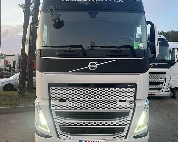 Білий Вольво FH 13, об'ємом двигуна 12 л та пробігом 236 тис. км за 89425 $, фото 1 на Automoto.ua