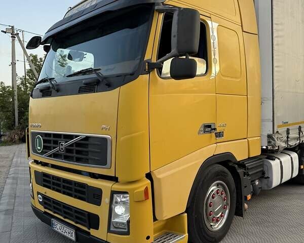 Желтый Вольво FH 13, объемом двигателя 0 л и пробегом 220 тыс. км за 15500 $, фото 1 на Automoto.ua