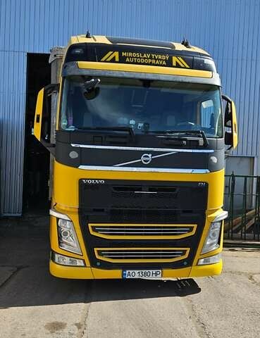 Желтый Вольво FH 13, объемом двигателя 12.77 л и пробегом 999 тыс. км за 31555 $, фото 1 на Automoto.ua