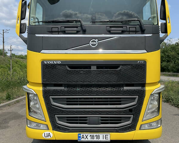 Желтый Вольво FH 16, объемом двигателя 12.78 л и пробегом 860 тыс. км за 28500 $, фото 1 на Automoto.ua