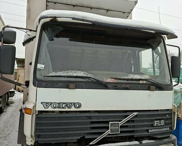 Белый Вольво FL 6, объемом двигателя 6 л и пробегом 600 тыс. км за 10000 $, фото 1 на Automoto.ua