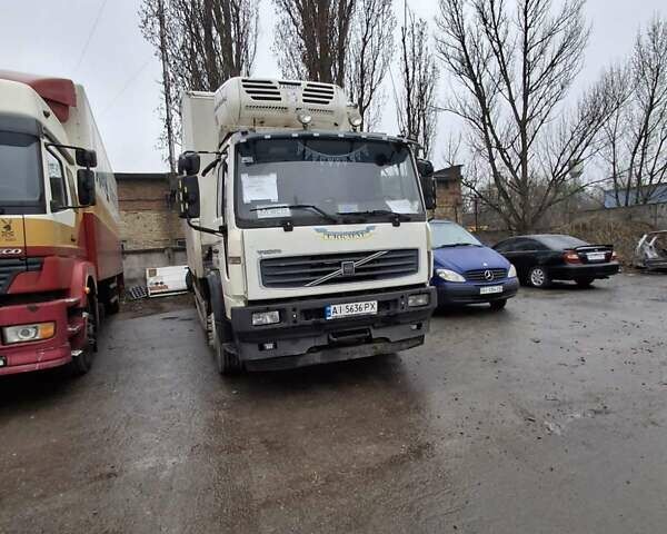 Белый Вольво FL 6, объемом двигателя 5.48 л и пробегом 300 тыс. км за 12000 $, фото 1 на Automoto.ua