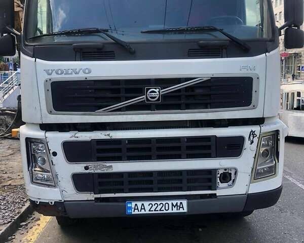 Белый Вольво FM 9, объемом двигателя 12 л и пробегом 779 тыс. км за 45000 $, фото 1 на Automoto.ua