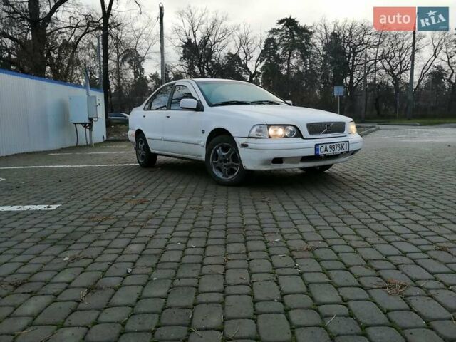 Білий Вольво S40, об'ємом двигуна 1.73 л та пробігом 356 тис. км за 1800 $, фото 1 на Automoto.ua