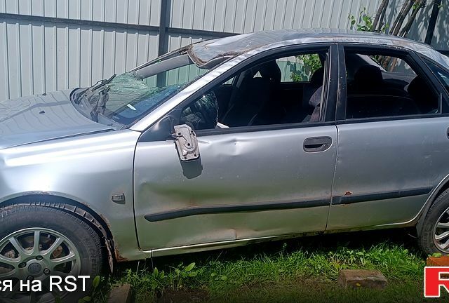 Белый Вольво С40, объемом двигателя 1.8 л и пробегом 260 тыс. км за 1000 $, фото 1 на Automoto.ua