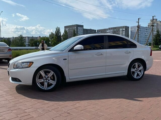 Білий Вольво S40, об'ємом двигуна 1.56 л та пробігом 270 тис. км за 7800 $, фото 1 на Automoto.ua