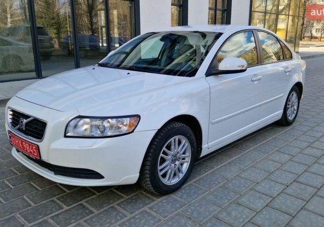 Белый Вольво С40, объемом двигателя 1.6 л и пробегом 258 тыс. км за 6400 $, фото 1 на Automoto.ua