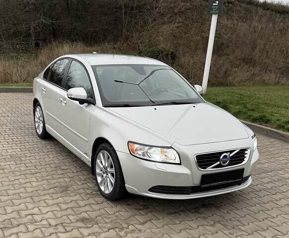Белый Вольво С40, объемом двигателя 1.6 л и пробегом 310 тыс. км за 9000 $, фото 1 на Automoto.ua
