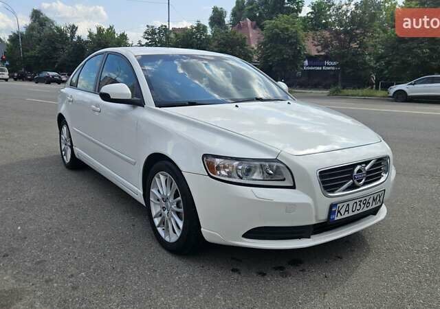 Белый Вольво С40, объемом двигателя 2 л и пробегом 203 тыс. км за 8000 $, фото 1 на Automoto.ua