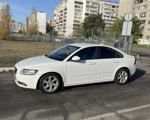 Белый Вольво С40, объемом двигателя 2 л и пробегом 160 тыс. км за 7200 $, фото 1 на Automoto.ua