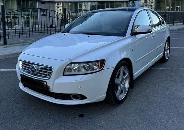 Белый Вольво С40, объемом двигателя 0 л и пробегом 140 тыс. км за 100 $, фото 1 на Automoto.ua