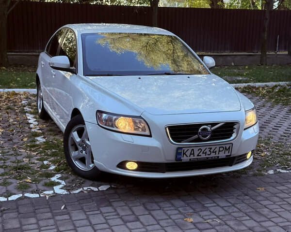 Вольво С40 2012 в Киеве на Automoto.ua Белый Вольво С40, объемом двигателя 2 л и пробегом 176 тыс. км за 7400 $, фото 1 на Automoto.ua