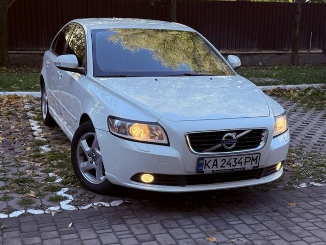 Вольво С40 2012 в Киеве на Automoto.ua Белый Вольво С40, объемом двигателя 2 л и пробегом 176 тыс. км за 7400 $, фото 1 на Automoto.ua