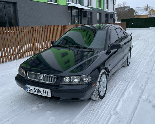 Черный Вольво С40, объемом двигателя 1.9 л и пробегом 340 тыс. км за 3300 $, фото 1 на Automoto.ua