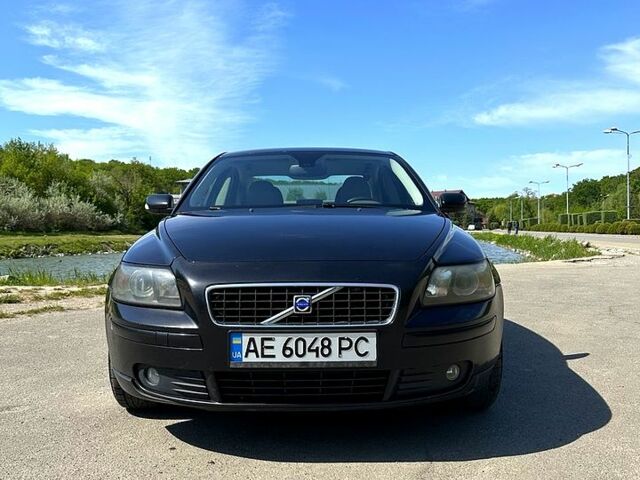 Черный Вольво С40, объемом двигателя 2 л и пробегом 240 тыс. км за 5800 $, фото 1 на Automoto.ua
