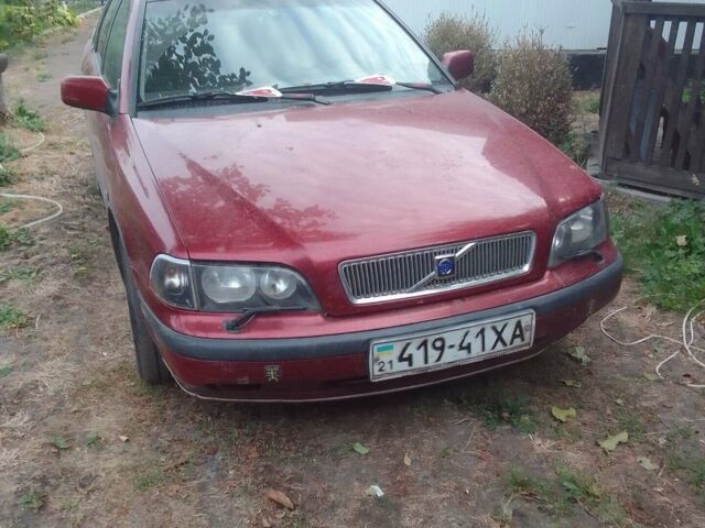 Красный Вольво С40, объемом двигателя 1.8 л и пробегом 240 тыс. км за 2300 $, фото 1 на Automoto.ua