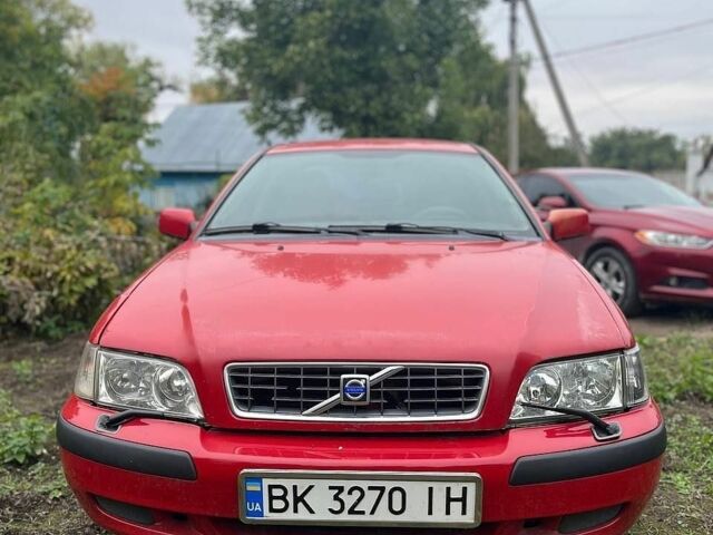 Красный Вольво С40, объемом двигателя 1.6 л и пробегом 380 тыс. км за 2200 $, фото 1 на Automoto.ua