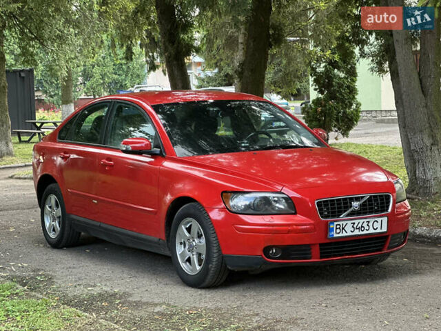 Красный Вольво С40, объемом двигателя 1.8 л и пробегом 288 тыс. км за 4800 $, фото 1 на Automoto.ua