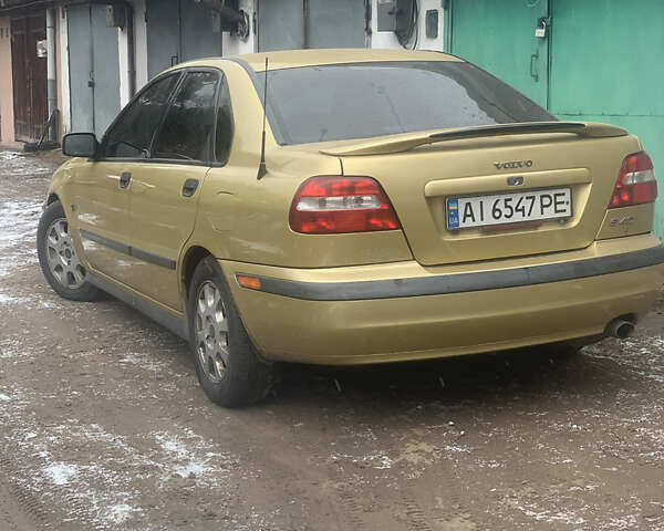 Желтый Вольво С40, объемом двигателя 1.8 л и пробегом 260 тыс. км за 3000 $, фото 1 на Automoto.ua