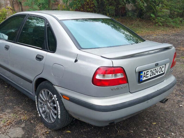 Серый Вольво С40, объемом двигателя 2 л и пробегом 300 тыс. км за 3500 $, фото 1 на Automoto.ua