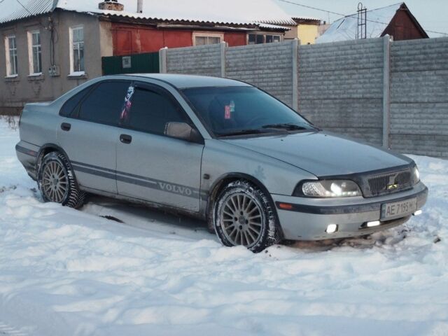 Серый Вольво С40, объемом двигателя 2 л и пробегом 189 тыс. км за 2500 $, фото 1 на Automoto.ua