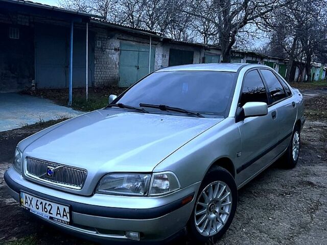 Серый Вольво С40, объемом двигателя 1.8 л и пробегом 300 тыс. км за 2650 $, фото 1 на Automoto.ua