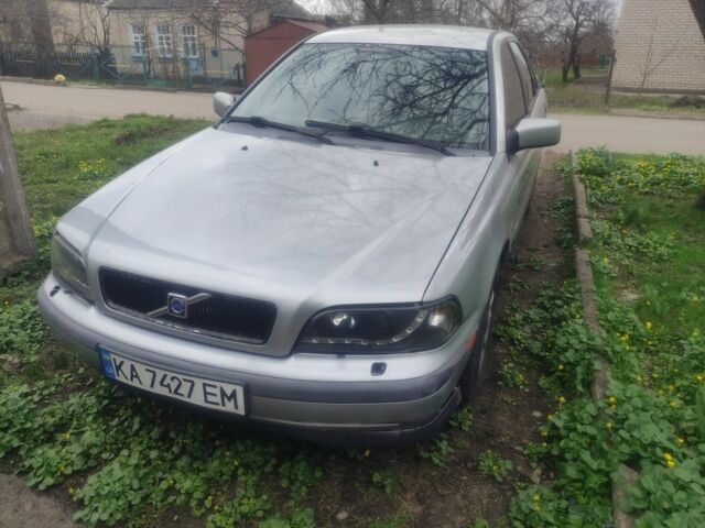 Серый Вольво С40, объемом двигателя 2 л и пробегом 296 тыс. км за 2000 $, фото 1 на Automoto.ua