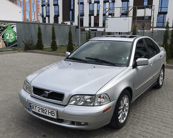 Серый Вольво С40, объемом двигателя 1.9 л и пробегом 300 тыс. км за 3500 $, фото 1 на Automoto.ua