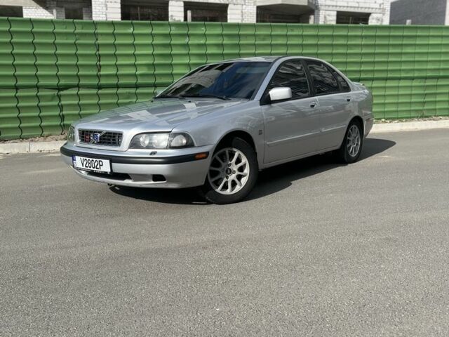 Серый Вольво С40, объемом двигателя 2 л и пробегом 230 тыс. км за 4200 $, фото 1 на Automoto.ua