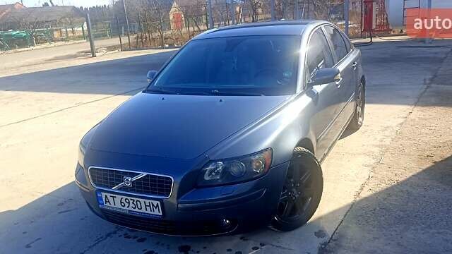 Серый Вольво С40, объемом двигателя 2 л и пробегом 303 тыс. км за 5000 $, фото 1 на Automoto.ua
