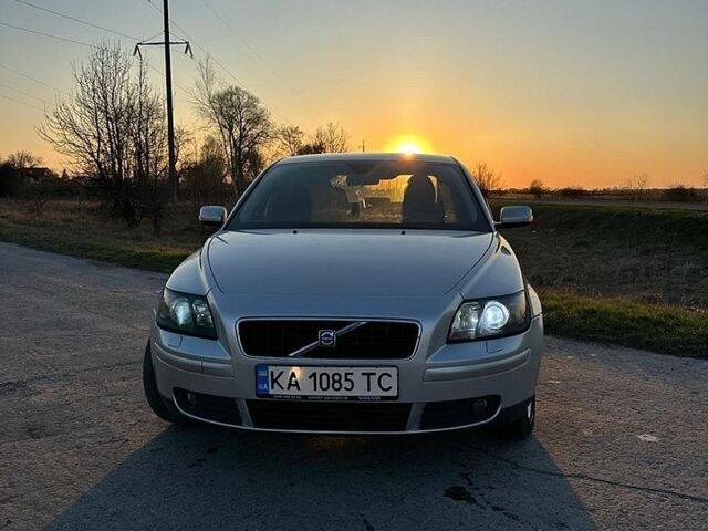 Серый Вольво С40, объемом двигателя 1.8 л и пробегом 213 тыс. км за 4200 $, фото 1 на Automoto.ua