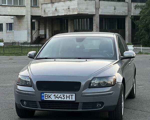Серый Вольво С40, объемом двигателя 1.56 л и пробегом 213 тыс. км за 6500 $, фото 1 на Automoto.ua