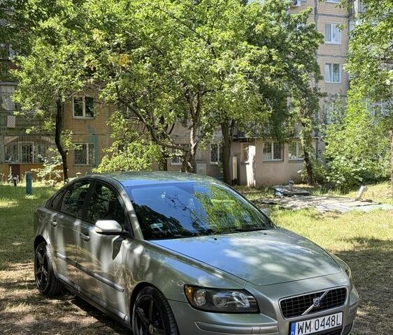 Серый Вольво С40, объемом двигателя 2 л и пробегом 300 тыс. км за 2750 $, фото 1 на Automoto.ua