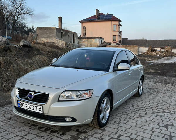 Серый Вольво С40, объемом двигателя 1.56 л и пробегом 215 тыс. км за 9000 $, фото 1 на Automoto.ua