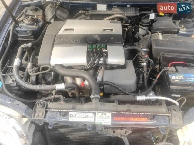 Синий Вольво С40, объемом двигателя 1.73 л и пробегом 317 тыс. км за 2999 $, фото 1 на Automoto.ua