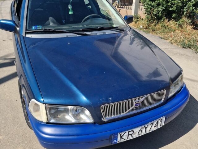 Синий Вольво С40, объемом двигателя 1 л и пробегом 300 тыс. км за 947 $, фото 1 на Automoto.ua