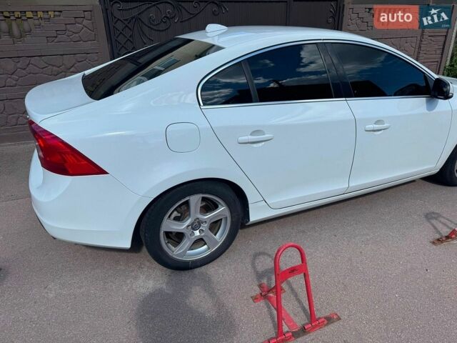 Белый Вольво С60, объемом двигателя 2.52 л и пробегом 250 тыс. км за 9700 $, фото 1 на Automoto.ua