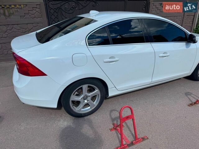 Белый Вольво С60, объемом двигателя 2.52 л и пробегом 250 тыс. км за 9250 $, фото 1 на Automoto.ua