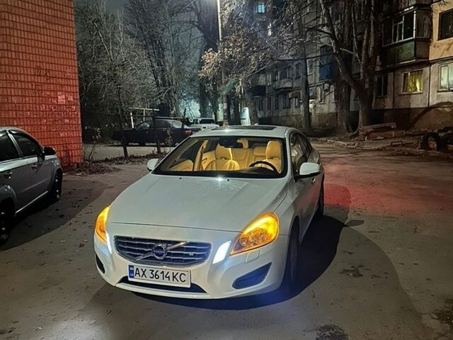 Белый Вольво С60, объемом двигателя 2.52 л и пробегом 225 тыс. км за 7800 $, фото 1 на Automoto.ua