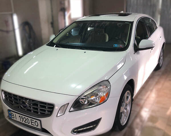 Белый Вольво С60, объемом двигателя 2.52 л и пробегом 180 тыс. км за 11000 $, фото 1 на Automoto.ua