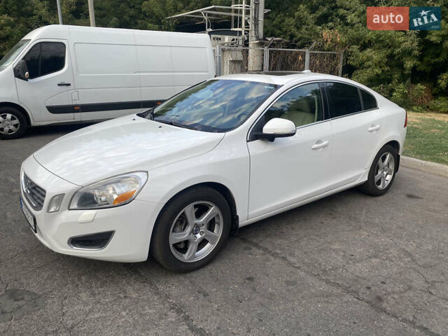 Белый Вольво С60, объемом двигателя 2.5 л и пробегом 234 тыс. км за 11300 $, фото 1 на Automoto.ua
