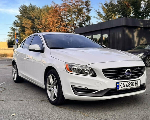 Белый Вольво С60, объемом двигателя 2.5 л и пробегом 208 тыс. км за 10800 $, фото 1 на Automoto.ua