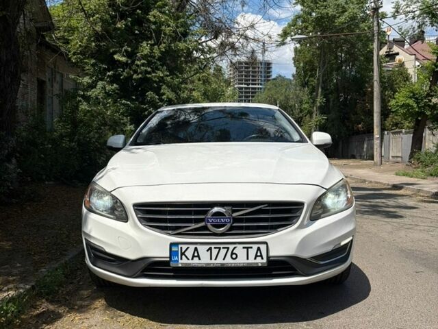 Белый Вольво С60, объемом двигателя 2.5 л и пробегом 216 тыс. км за 10991 $, фото 1 на Automoto.ua