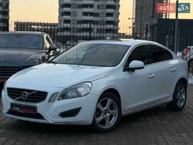 Белый Вольво С60, объемом двигателя 2.5 л и пробегом 185 тыс. км за 8800 $, фото 1 на Automoto.ua