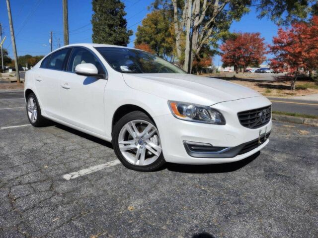 Белый Вольво С60, объемом двигателя 2.5 л и пробегом 75 тыс. км за 2500 $, фото 1 на Automoto.ua
