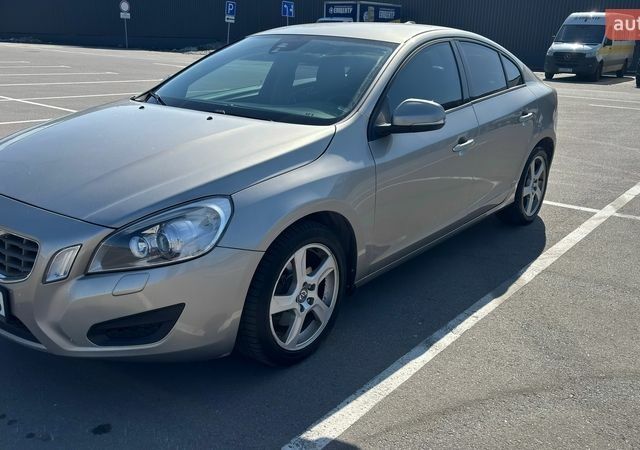 Бежевый Вольво С60, объемом двигателя 1.6 л и пробегом 140 тыс. км за 10999 $, фото 1 на Automoto.ua