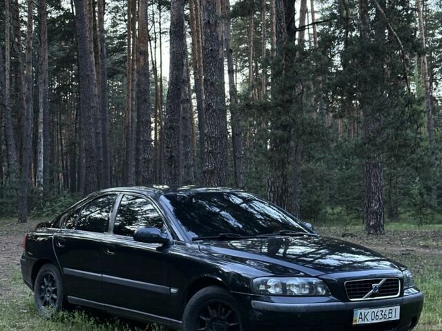 Черный Вольво С60, объемом двигателя 2.4 л и пробегом 200 тыс. км за 3450 $, фото 1 на Automoto.ua